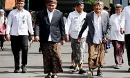 Setahun Holopis Kuntul Baris