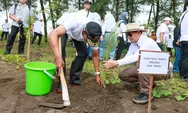 Gerakan Jateng ASRI Resmi Diluncurkan, Warga Antusias Bersihkan Pantai