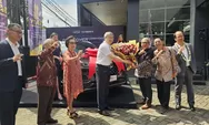 Rayakan Satu Tahun, Chery Beri Kejutan Spesial kepada Konsumen dengan Penyerahan Unit Tiggo 8 Pro Langsung oleh Chairman Chery Automobile