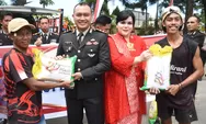 Momentum Hari Jadi Bhayangkara, Polres Bulukumba bagikan beras Gratis Ke Warga