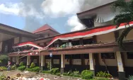 Ricuh, Para Pendemo Bakar Gedung DPRD Kabupaten Cirebon