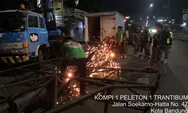 Satpol PP Kota Bandung Tertibkan Sejumlah Reklame Ilegal