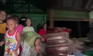 Di tengah status transisi darurat, anak-anak dusun pedalaman Aceh Utara tertawa saat terima bantuan kasur