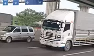 Viral mobil Panther melaju sendiri di Tol Japek, dikawal truk wingbox hingga berhenti tabrak traffic cone