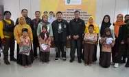 Bupati Subang bagikan seragam sekolah gratis di Desa Cibalandong, fokus dukung pendidikan anak