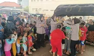 Polwan Polres Subang dan Polsek Pamanukan berikan trauma healing bagi anak korban banjir, ajak bernyanyi hingga menari