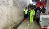 Terobos banjir, polisi di Pamanukan gotong keranda jenazah warga