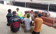 Polisi sigap evakuasi lansia sakit stroke yang terjebak banjir di Pamanukan