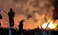 Gelondongan kayu bekas banjir terbakar di Aceh Utara saat dini hari, warga berhamburan ke lokasi