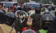 Seplastik takjil dioper saat macet Jakbar, aksi sederhana ini bikin haru di waktu maghrib