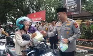 500 Takjil dibagikan di depan Mako, Kapolres Subang turun langsung perkuat kedekatan dengan warga