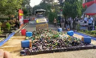 Polres Subang gilas 5.000 botol miras jelang lebaran, Kapolres tegaskan perang melawan penyakit masyarakat