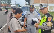 Tak ditilang, malah dikasih helm! Cara humanis polisi Subang edukasi pengendara