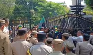 Gerbang DPRD Subang dijebol! Demo mahasiswa memanas, kritik keras pemerintahan Prabowo-Gibran menggema
