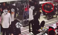 Viral rekaman CCTV wanita ditendang pria dari belakang di Mal Jakpus, korban antre berdiri di gerai bakso