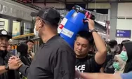Bupati Klaten Hamenang tiba di Gedung KPK, penyidik bawa tong biru yang diduga tempat simpan uang