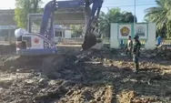 TNI dan Warga Gotong Royong Membersihkan Lumpur di Sekolah Pascabanjir Aceh Tamiang