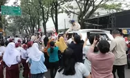 Naik Maung Putih, Prabowo Disambut Riuh Warga dan Siswa di Bandung