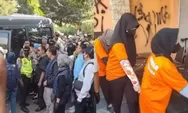 Tersangka Daycare Little Aresha Disoraki Orang Tua Saat Rekonstruksi