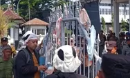 Celana Dalam Jadi Simbol Protes Warga di Kantor Bupati Kuningan