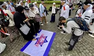 Potret Bendera Israel Diinjak-injak Massa Aksi Aliansi Rakyat Indonesia Bela Palestina di Monas 