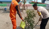Polsek Kepulauan Seribu Utara Bersama Warga Tanam Pohon untuk Reduksi Polusi Udara