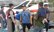 Anggota Sat Samapta Polres Kepulauan Seribu Amankan Kedatangan Warga dan Wisatawan di Dermaga 16 dan 17 Marina Ancol