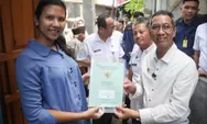 Pj Gubernur Heru Budi Hartono, Bagikan 30 Sertifikat Tanah Gratis di Mampang Prapatan