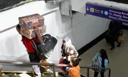 Potret Momen Arus Mudik dan Arus Balik Lebaran, Keberkahan Bagi Porter di Stasiun Pasar Senen, Jakarta