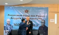 Ketum PWI Pusat  Hendry Ch Bangun Serahkan Kartu Anggota Kehormatan PWI kepada Pengacara Senior OC Kaligis