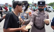 Aksi Humanis Polres Pelabuhan Tanjung Priok Bagikan Minum dan Buah Saat Unjuk Rasa
