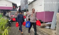 Polri Peduli Masyarakat Bagikan Sembako di Rumah Apung Muara Angke