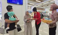 Rayakan Hari Kartini, Petugas Perempuan Di Stasiun Whoosh Kenakan Kebaya dan Bagikan Hadiah Pada Penumpang