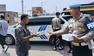 Jumat Berkah,  Polres Pelabuhan Tanjung Priok Bagikan Puluhan Paket Makanan kepada Jamaah Masjid