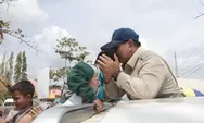 Peluk dan Cium Haru Warnai Kedatangan Presiden Prabowo di Posko Pengungsian Langkat