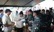 Bersama Warga, Prabowo Santap Nasi Goreng Telur Ceplok di Dapur Pengungsian Agam Sumbar