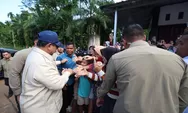 Momen Ibu-ibu Agam Sumbar Kompak Nyanyikan Indonesia Raya saat Ditengok Prabowo di Pengungsian