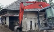 Warga Aceh Keruk Lumpur yang Menimbun Rumah dengan Alat Berat, Hati-Hati agar Tak Rusak Bangunan