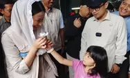 Wamen Perdagangan Dyah Roro Esti Tinjau Pasar Ciputat, Momen Anak Perempuan Beri Bunga Putih Curi Perhatian