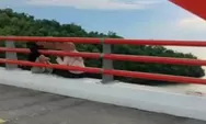 Viral Muda-Mudi Nongkrong di Sisi Luar Jembatan Youtefa, Warganet Ramai Berkomentar