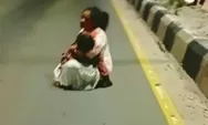 Heboh... Seorang Ibu Duduk di Tengah Jalan Gendong Bayi Berlumuran Darah