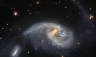 Interaksi Galaksi di Sistem Arp 72: Dekatnya NGC 5996 dan NGC 5994 di Konstelasi Serpens