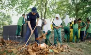 PT Timah dan Warga Kompak Bersihkan Taman Sari Sungailiat dalam Semangat Indonesia ASRI