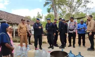 Satuan Brimob Polda DIY Salurkan Air Bersih