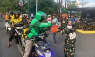 Kodim 0708 Purworejo Bagi-Bagi Takjil di Depan Markas