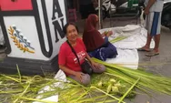 Pembuat Selongsong Ketupat Mengais Rezeki Saat Lebaran