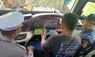 Petugas Gabungan Ramp Check Bus Pariwisata untuk Cegah Kecelakaan Fatal