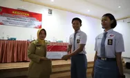 Jelang HUT RI, Bupati Serahkan Merah Putih Kepada Paskibraka 2024
