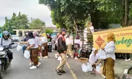 Perempuan-Perempuan Cantik Bersarung Bagikan Takjil untuk Pengguna Jalan di Kridosono