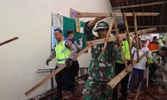 Roboh Akibat Hujan Deras Aparat Gotong Royong Bersihkan Puing Ruang Perpustakaan SDN 1 Pundungrejo